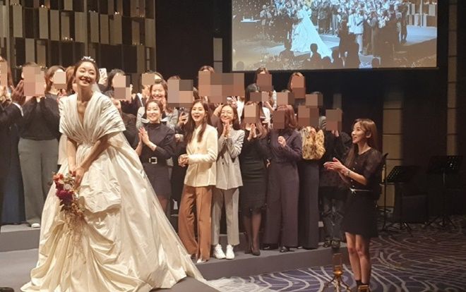 Lee Yoo Ri, Woori và nhiều sao dự đám cưới Seo Hyo Rim và con trai diễn viên Kim Soo Mi