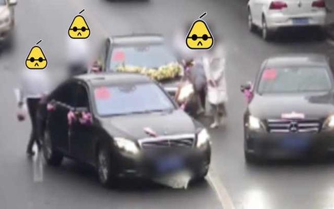 Cô dâu chú rể dựng cảnh cướp hôn làm náo loạn cả tuyến đường