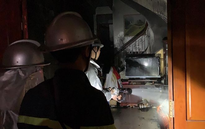 Cháy nhà dân trong ngõ lúc nửa đêm, 6 người may mắn thoát chết được đưa ra ngoài