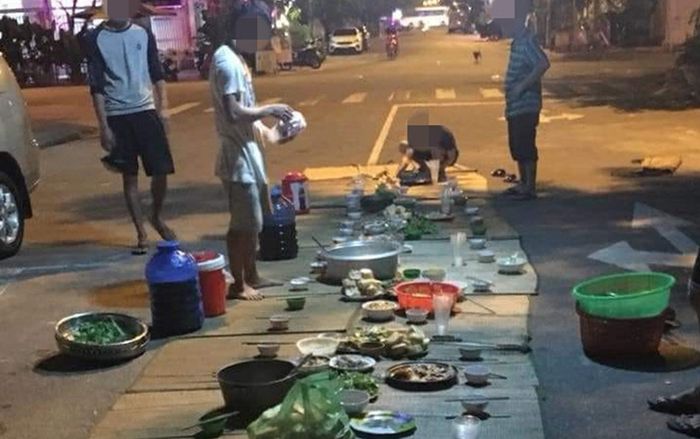 'Hồn nhiên' bày tiệc ăn mừng giữa đường, nhóm người khiến cộng đồng mạng bức xúc