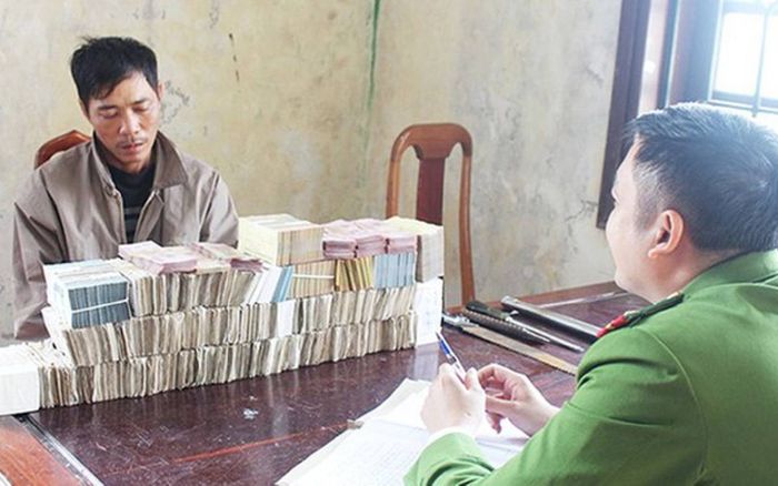 Giả vờ đi thả ống lươn, người đàn ông phá 3 lớp cửa nhà dân rồi trộm gần 1 tỷ đồng