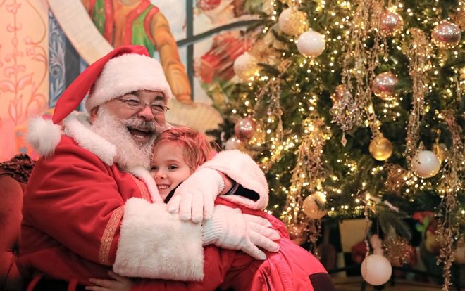 Giáng sinh rộn ràng, ngập tràn sắc đỏ trên khắp thế giới