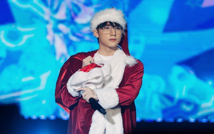 'Ông già Noel' Sơn Tùng chơi lớn: Phát núi quà xịn xò cho fan, màn live 'Hãy trao cho anh' cực đỉnh