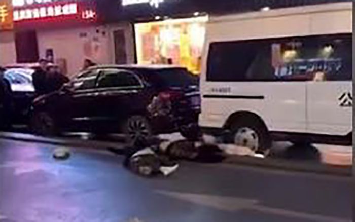 Người đàn ông nhảy lầu rơi trúng 2 nữ sinh đi đường, cả 3 tử vong