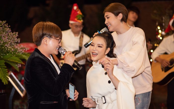 Được dịp hội ngộ nhóm bạn thân, Lý Nhã Kỳ khiến fan thích thú khi 'hát múa' cực nhiệt tình