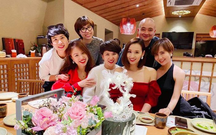 Vân Hugo khiến dân tình trầm trồ vì được hội bạn thân mỹ nhân tổ chức sinh nhật