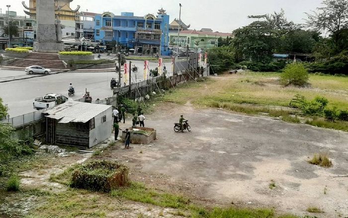 Tá hỏa phát hiện thi thể phân hủy, bốc mùi hôi thối tại bãi đất hoang