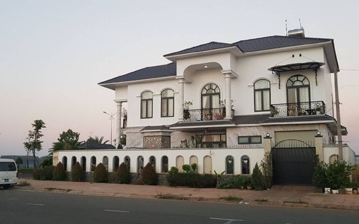 Vừa xuống xe để vào nhà riêng, nữ bí thư huyện bị đối tượng lạ mặt nghi dùng khống chế cướp tài sản