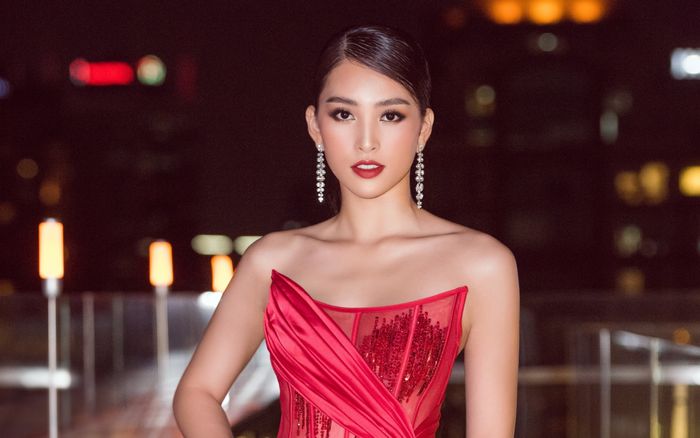 Hoa hậu Tiểu Vy diện đầm xẻ cao vút, nhan sắc xứng danh Best Face of the year