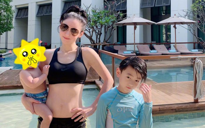 Mẹ 3 con vẫn trông mòn con mắt, Trương Bá Chi diện đồ bơi khoe body nóng bỏng cạnh con trai