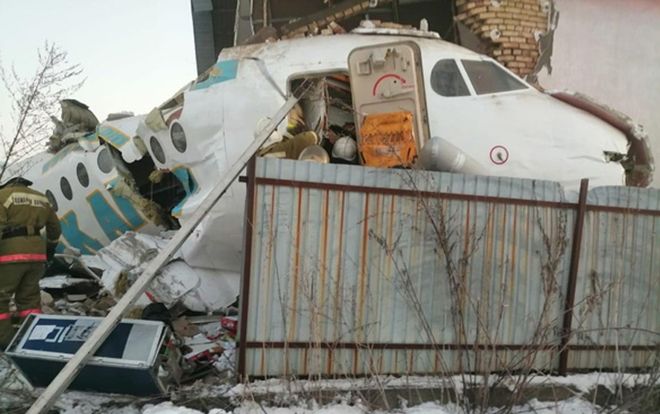 Hành khách bàng hoàng nhớ lại giây phút máy bay chở 98 người gặp nạn: 'Cảnh tượng như trong phim, mọi người la hét và gào khóc'