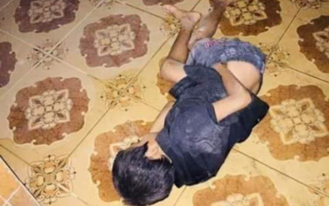 Xót xa bức ảnh bé trai ngủ gục với quần áo thấm đẫm nước mưa sau khi chạy trốn khỏi bị bố mẹ ngược đãi