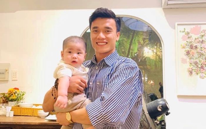 Thủ môn Bùi Tiến Dũng hạnh phúc trong ngày… lên chức