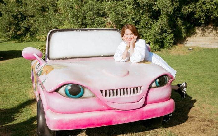 Dạo vườn hoa huyền bí xứ Dubai cùng 'nàng Alice' Ngọc Trinh