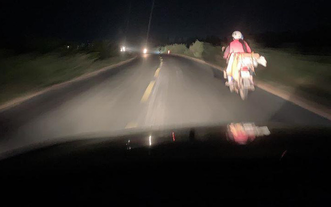 Câu chuyện đầy ắp tình người những ngày cuối năm 2019: Tài xế ‘dìu’ xe máy không đèn suốt chặng đường 90km