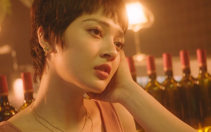 Fan bách hợp 'quắn quéo' khi Bảo Anh trao ánh mắt si tình, suýt khoá môi một cô gái
