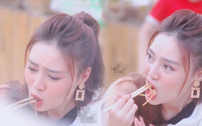 Bất chấp hình ảnh ngọc nữ, Ninh Dương Lan Ngọc vẫn thoải mái ăn uống tới mức… méo miệng