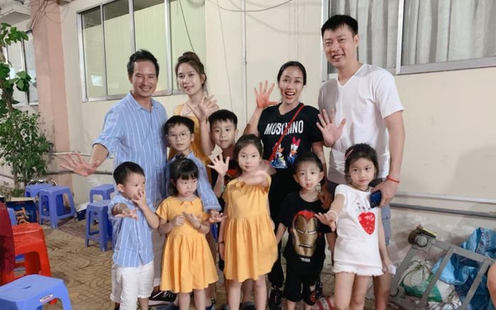Gia đình Lý Hải và gia đình Ốc Thanh Vân hội tụ chung một khung hình