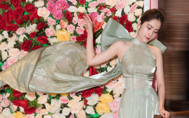 Nam Em gây ấn tượng khi diện áo dài trong suốt, khoe vòng eo 54 cm 'tí hon'