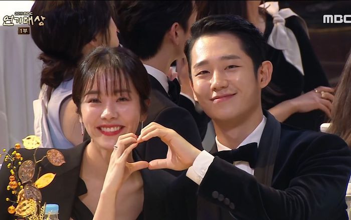 Khoảnh khắc Han Ji Min - Jung Hae In tình tứ giúp rating 'MBC Drama Awards 2019' tăng mạnh