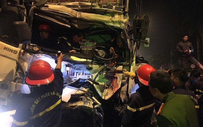 Giải cứu tài xế xe tải bị thương mắc kẹt trong cabin
