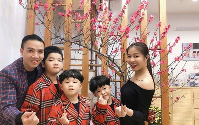 MC Hoàng Linh đăng ảnh đón năm mới 2020 nhưng không khí vui vẻ của gia đình lại là điều gây bất ngờ