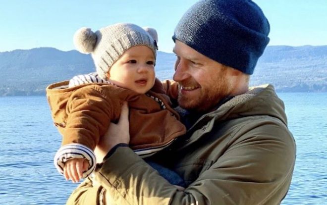 Vợ chồng Harry khoe ảnh con trai 8 tháng tuổi trong video kỷ niệm 12 tháng qua