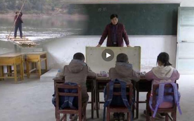 Thầy giáo chèo bè tre vượt sông mỗi ngày chỉ để dạy một lớp 3 học sinh