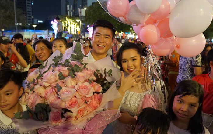 Vừa sang năm mới, Duy Mạnh 'chơi lớn' cầu hôn Quỳnh Anh ngay giữa phố đi bộ