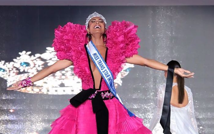 Mỹ nhân da màu đăng quang Hoa hậu chuyển giới, nhưng màn 'gỡ vương miện' đẫm nước mắt mới gây chú ý