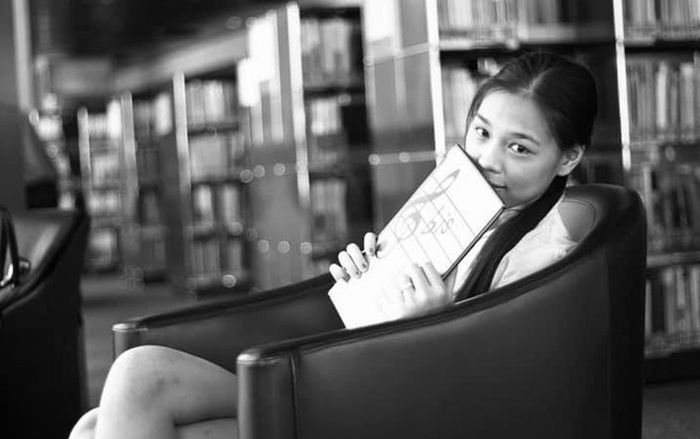 Đăng ảnh thời thiếu nữ mộc mạc, vợ BTV Quang Minh gây bất ngờ về nhan sắc