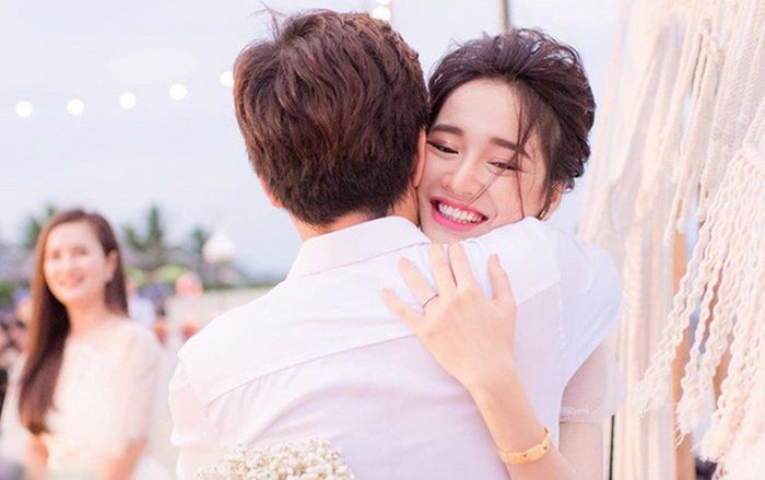 Con gái Nhã Phương tinh nghịch khi cầm điện thoại của mẹ