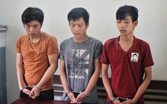 Ngồi tâm sự ở ghế đá, đôi nam nữ bị nhóm đối tượng kề dao cướp 40.000 đồng và điện thoại