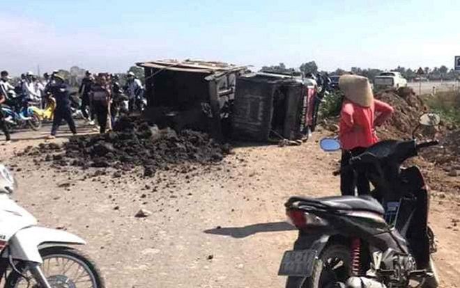 Xe tải chở đất bất ngờ lật nghiêng, vùi lấp nữ sinh trên đường đi học về