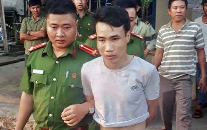 Nghe con nói ‘mẹ không cho hôn ba’, người đàn ông cầm dao đâm vợ cũ gục chết