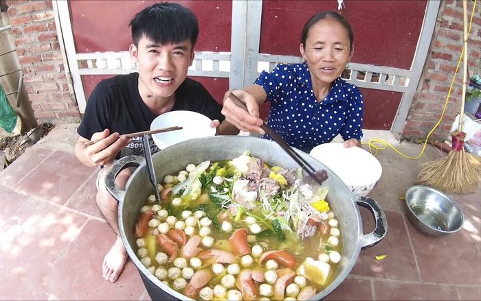 Hóa ra việc Bà Tân Vlog chỉ chọn làm các món 'siêu to, siêu cay khổng lồ' có ý nghĩa siêu đặc biệt