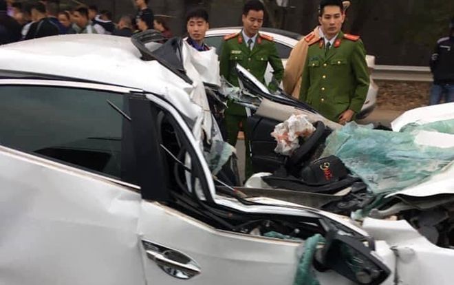 Xe ô tô Mazda tông vào đuôi xe ben bẹp nát đầu, tài xế tử vong trong buồng lái