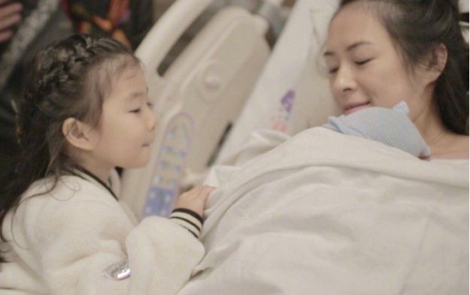 Chương Tử Di và Uông Phong chính thức chào đón bé trai, khung cảnh gia đình 4 người ấm áp và hạnh phúc