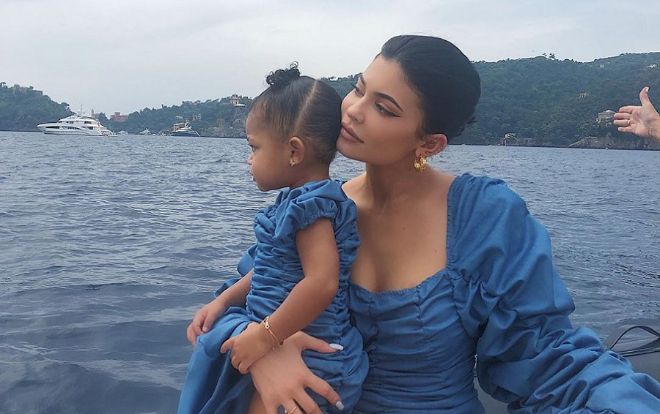 Không ai vượt mặt được mẹ con tỷ phú Kylie Jenner về tài diện đồ đôi 'độc nhất vô nhị'