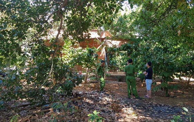 Vợ phát hiện thi thể chồng cháy đen dưới hố sâu 2m