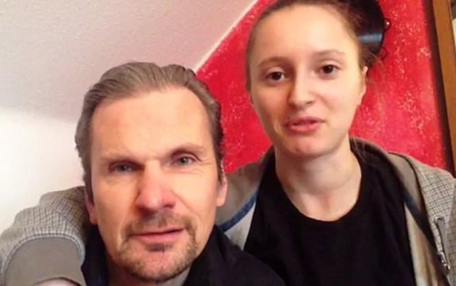 Nam diễn viên 49 tuổi bỏ ngoài tai mọi lời can ngăn, từ bỏ sự nghiệp sau khi trúng tiếng sét ái tình với cô gái  20 tuổi