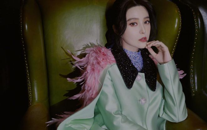 Chỉ có Phạm Băng Băng diện được kiểu váy pha trộn vest áo lông tơ hồng đẹp đến thế