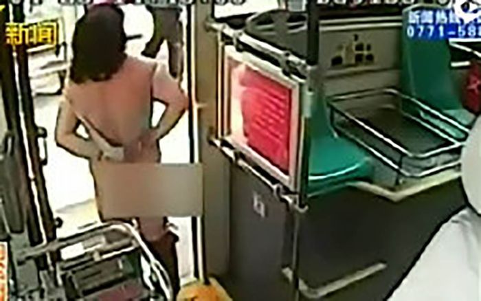 Không xin được tiền trên xe buýt, người phụ nữ lột đồ ăn vạ