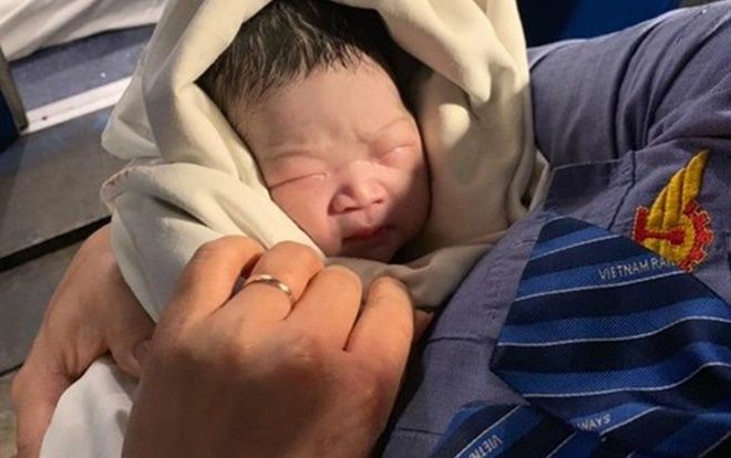 Sản phụ 35 tuổi sinh bé gái nặng 2,9kg trên tàu ngay trong đêm