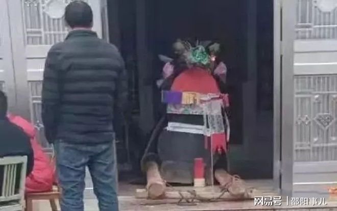 Sợ xui xẻo, hàng xóm đổ chất thải lên quan tài nhà đối diện và phản ứng bất ngờ của gia chủ