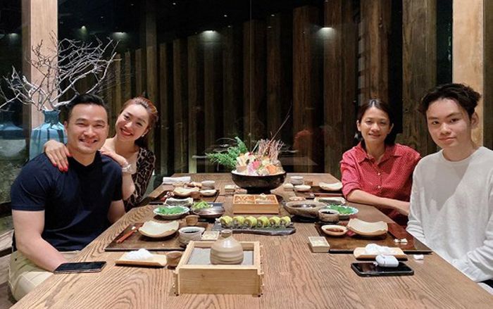 Đưa bạn gái đi ăn cùng vợ cũ và con trai, Chi Bảo được dân tình hết lời khen ngợi