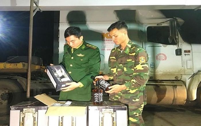 Thu giữ hàng trăm chai rượu 'ngoại' không rõ nguồn gốc chuẩn bị tung ra bán dịp tết Nguyên đán 2020