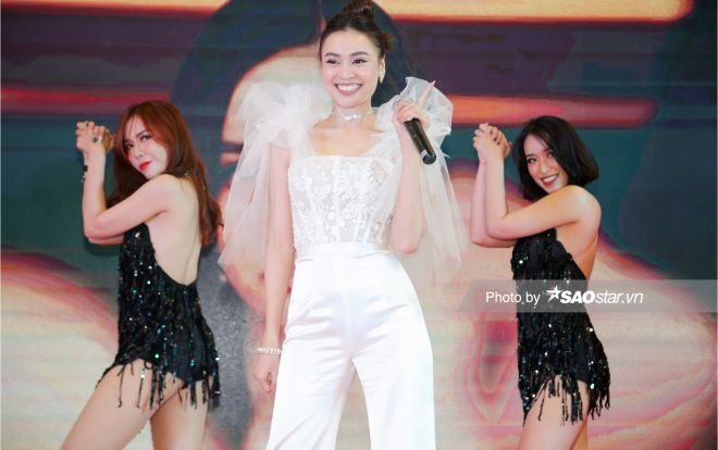 Ninh Dương Lan Ngọc mặc jumpsuit trắng muốt hóa thiên nga xinh đẹp 'quậy tung' sân khấu