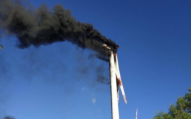 Trụ điện gió cao gần 100m ở Bình Thuận bất ngờ bốc cháy rồi nổ tung