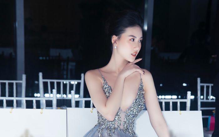 Siêu mẫu Quỳnh Hoa diện váy xẻ cực sâu, đi đôi giày trong mơ của hàng triệu cô gái